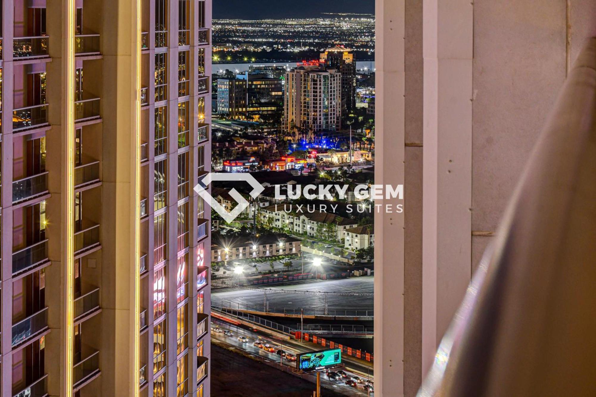 Lucky Gem Penthouse & Luxury Suites At Signature Resort, Balcony Strip View 3505 라스베이거스 외부 사진